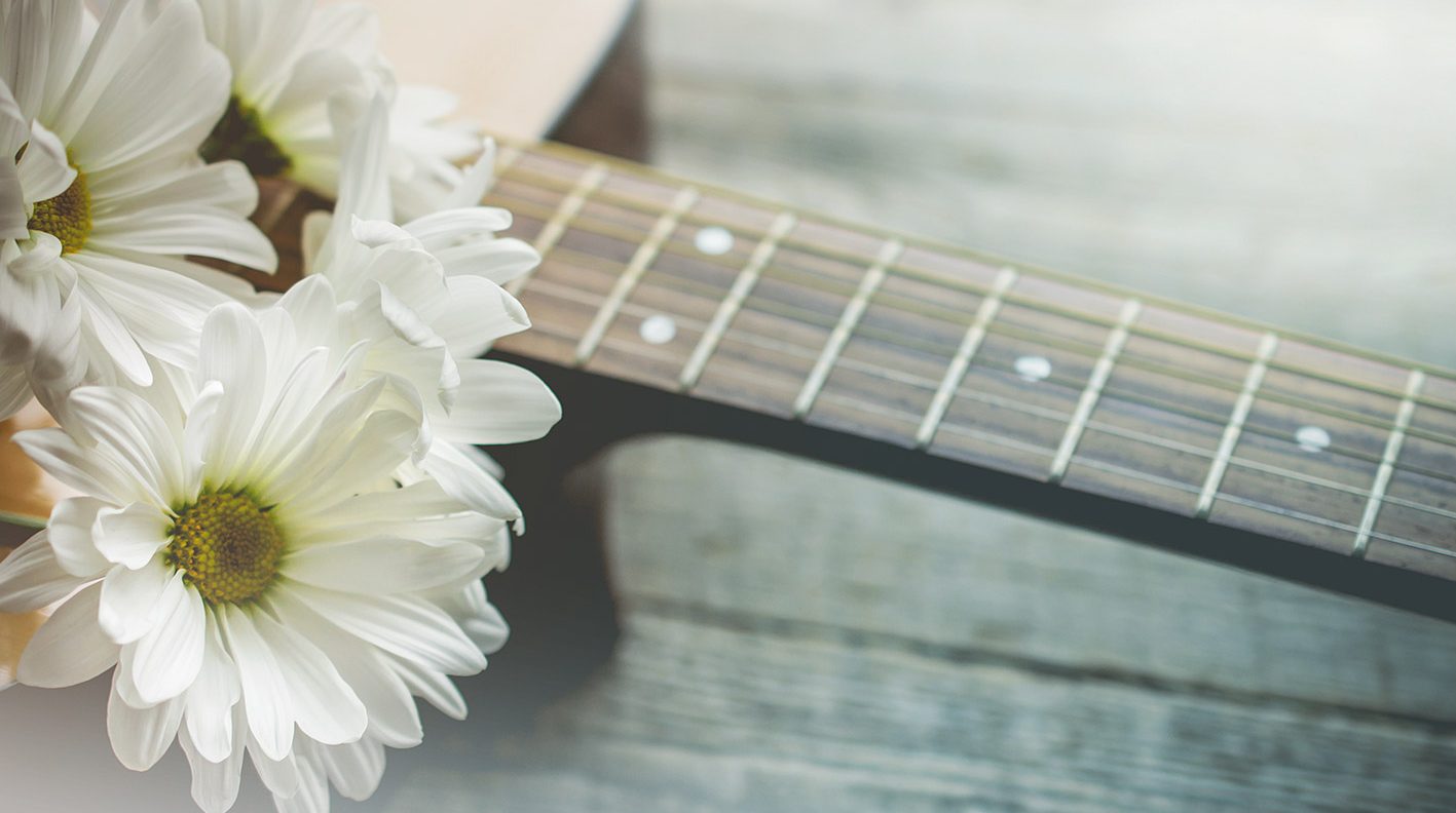 chitarra con fiori musicoterapia