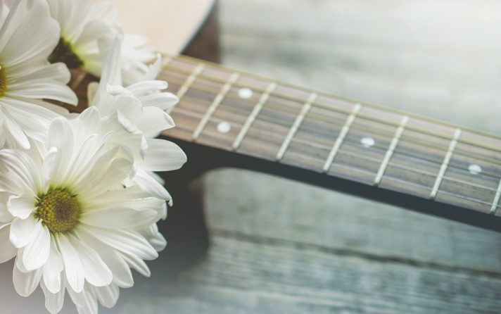 chitarra con fiori musicoterapia